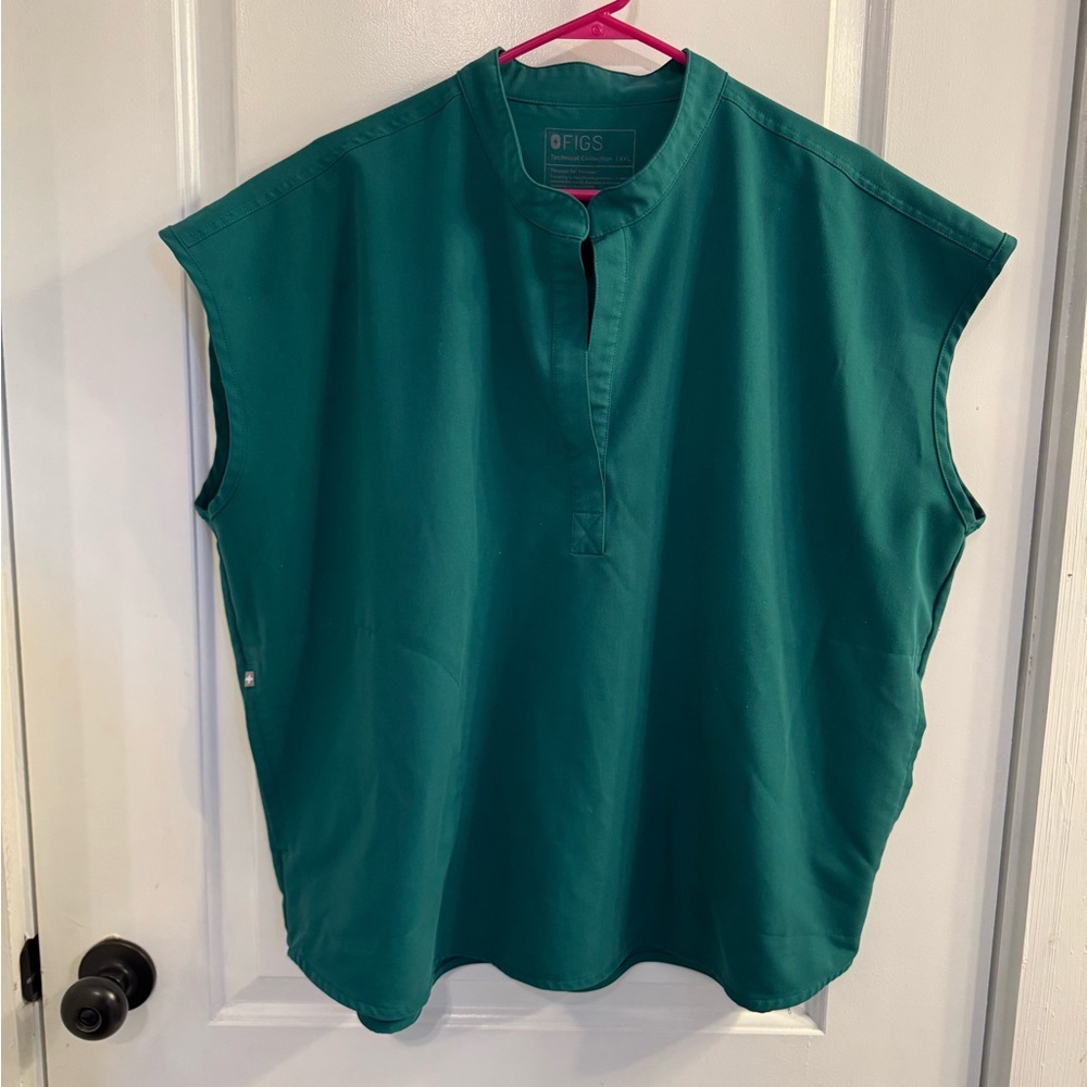 TWO Figs Women's Rafaela Scrub Top Hunter Green